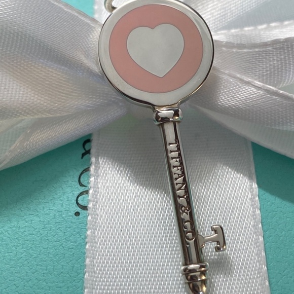 New Tiffany & Co. Tiffany pink Heart Key New York Charm for Pendant Bracelet - Picture 5 of 8